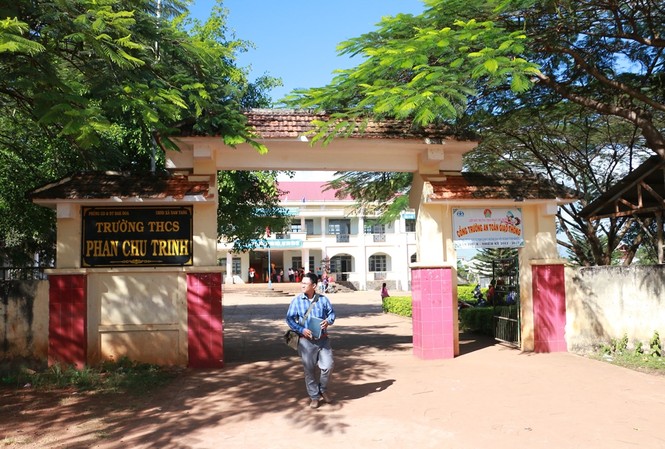Trường thu phí kỳ lạ Trường THCS Phan Chu Trinh. Ảnh: SGGP
