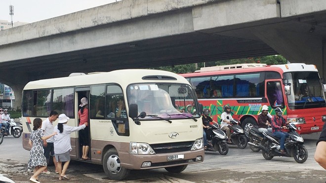 Chống ùn tắc giao thông Thủ đô: Sẽ điều chuyển hơn 39.000 lượt xe khách Mặc dù là đường cấm nhưng nhiều xe khách qua chạy qua đường Khuất Duy Tiến (Vành đai 3) vẫn dừng đỗ bắt khách. Ảnh: A.Trọng