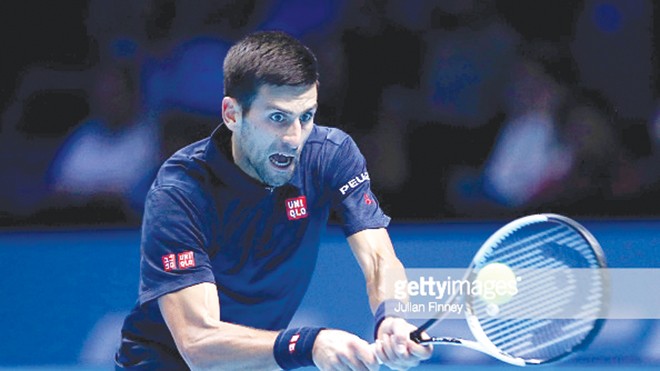 Áp lực đè nặng Djokovic Nole khá chật vật để vượt qua đối thủ lần đầu tham dự ATP World Tour Finals, Dominic Thiem, ở trận ra quân. Ảnh: Getty Images