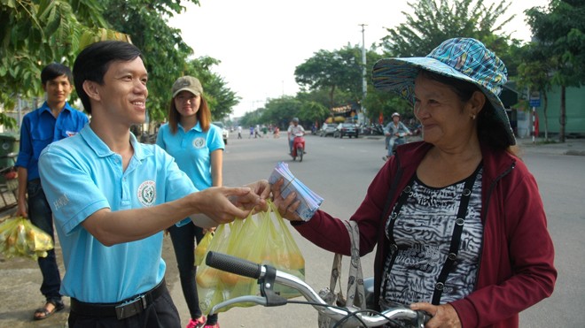 Bước ra từ thế giới ảo Nhóm Hội người Quảng Nam phát bánh mỳ miễn phí cho người nghèo tại các bệnh viện vào thứ 5 hằng tuần