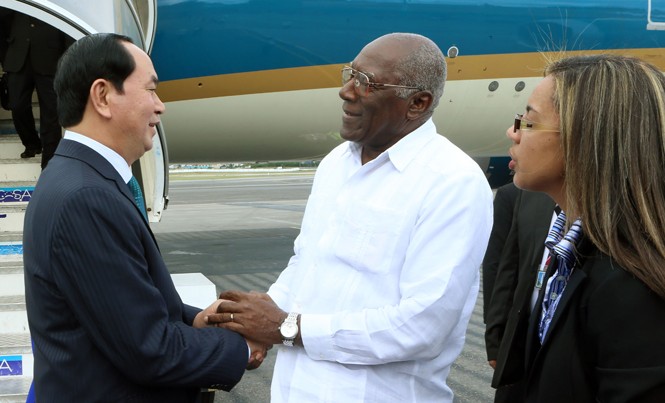Làm sâu sắc hơn quan hệ đặc biệt Việt Nam - Cuba Đồng chí Salvador Valdes, Ủy viên Bộ Chính trị, Phó Chủ tịch Hội đồng Nhà nước Cuba đón Chủ tịch nước Trần Đại Quang và Phu nhân tại sân bay Quốc tế Jose Marti. Ảnh: TTXVN