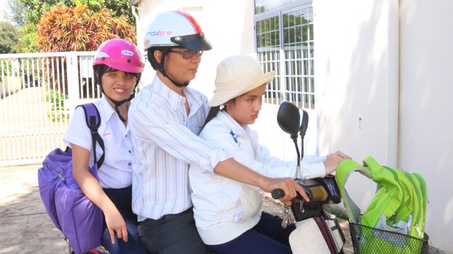 'Tấm lòng vàng' của hai thầy giáo đặc biệt Thầy Ân đón các em đi học về.