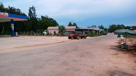 Cho thôi chức trưởng công an xã làm dân nhập viện Đoạn đường dẫn ra bãi tắm Vĩnh Thanh, nơi xảy ra xô xát khiến một người dân nhập viện.