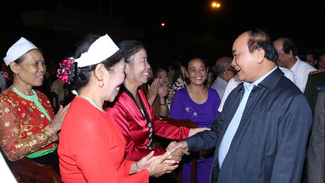 Thủ tướng dự Ngày hội Đại đoàn kết toàn dân tại Hòa Bình Thủ tướng Nguyễn Xuân Phúc thân mật nói chuyện với bà con. Ảnh: TTXVN