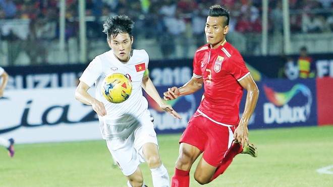 Tuyển Việt Nam: Cựu binh tỏa sáng Đội trưởng Công Vinh trong pha đi bóng ấn định tỷ số 2-1 cho ĐTVN. Ảnh: Q.T