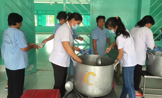 Những người đàn bà điên và nỗi đau kép Đội ngũ y, bác sỹ chuẩn bị bữa cơm trưa cho bệnh nhân.