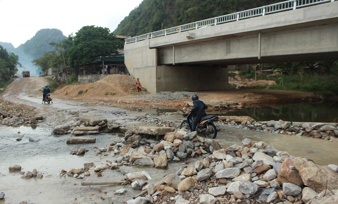 Cầu 60 tỷ đồng không đường dẫn Ngổn ngang đất đá dưới tràn, người dân lưu thông qua đây rất khó khăn.
