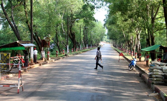 Myanmar ký sự: Những chuyện nhặt Nhiều bốt canh, boong ke trên đường phố vắng.