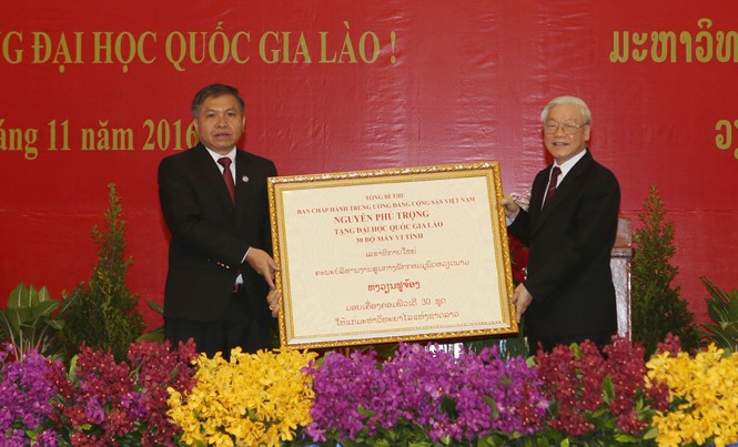 Quan hệ đặc biệt Việt - Lào: Tài sản chung vô giá Tổng Bí thư Nguyễn Phú Trọng trao tặng 30 bộ máy vi tính cho Đại học Quốc gia Lào. Ảnh: TTXVN