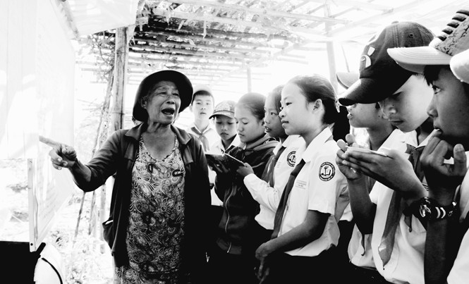 Nông dân 'đứng lớp' giữa đồng Buổi học giữa đồng đem lại cho học sinh nhiều kiến thức bổ ích về rau hữu cơ. Ảnh: Thanh Trần