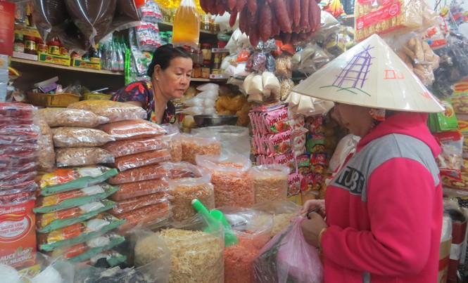 Èo uột hàng tết Nhiều tiểu thương ở chợ không dám trữ hàng tết vì sợ ế