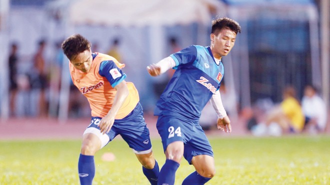 Tuyển Việt Nam đón tin vui trước bán kết AFF Cup Trung vệ Tiến Dũng (phải) sẽ được tin dùng ở trận bán kết lượt đi?Ảnh: VSI
