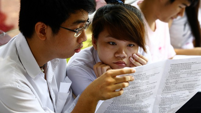 Cán bộ Cục Khảo thí viết sách, NXB bán khắp trường Nếu đề thi ít nhiều giống nội dung tài liệu tham khảo thì sẽ không công bằng với các thí sinh. Ảnh: Hồng Vĩnh