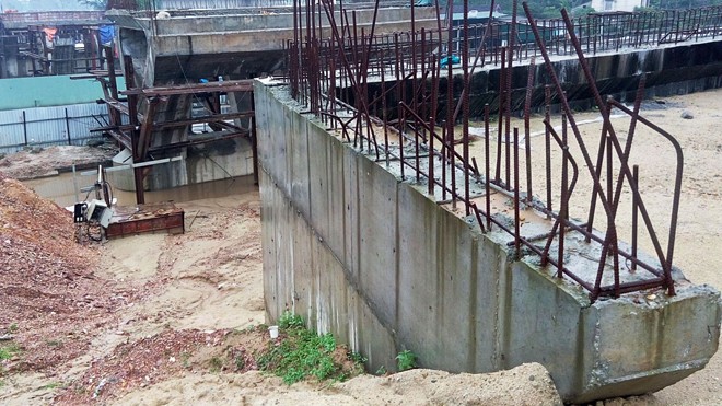 Điểm đen trên Quốc lộ 1: Quá chậm, quá nguy hiểm Những kết cấu bê tông, sắt thép điểm rêu, hoen gỉ, ngả nghiêng tại công trình chậm tiến độ.