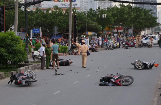 Điều tra vụ tài xế xe 'điên' đâm 5 người bị thương Điều tra vụ tài xế xe 'điên' đâm 5 người bị thương
