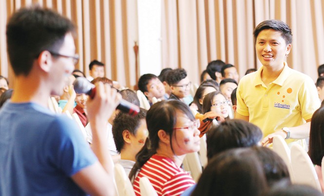 'Cha đẻ' cộng đồng tiếng Anh phi lợi nhuận Trần Gia Thông (áo trắng) lắng nghe những thắc mắc về cách sử dụng tiếng Anh của các bạn trẻ tại một buổi sinh hoạt.