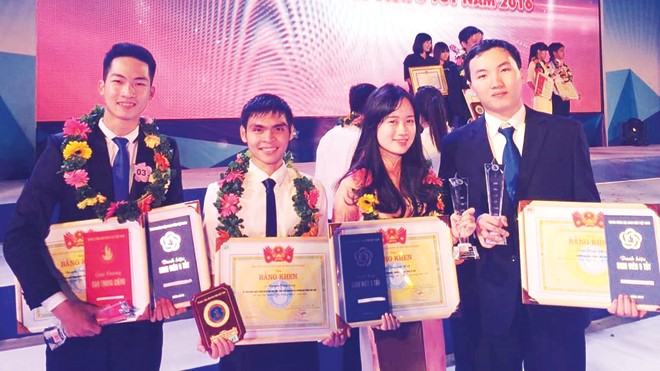 Học thật giỏi để chữa bệnh cứu người Phước Long (ngoài cùng bên phải) tại đêm vinh danh “Sinh viên 5 tốt” tại TP Hồ Chí Minh vừa qua.
