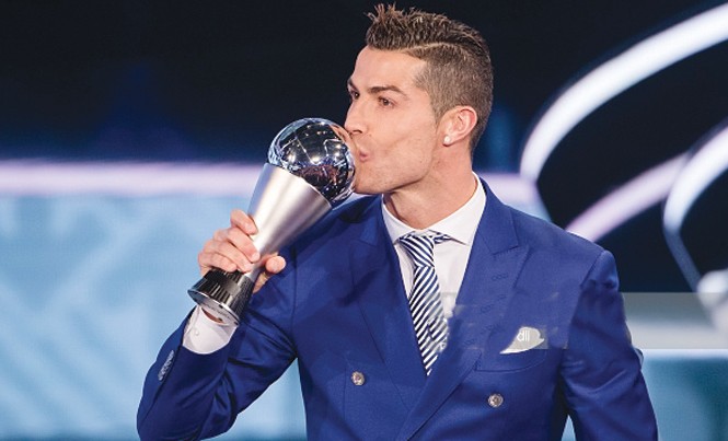 Năm vàng son của Ronaldo Ronaldo hạnh phúc với danh hiệu Cầu thủ xuất sắc nhất FIFA 2016. Ảnh: Getty Images