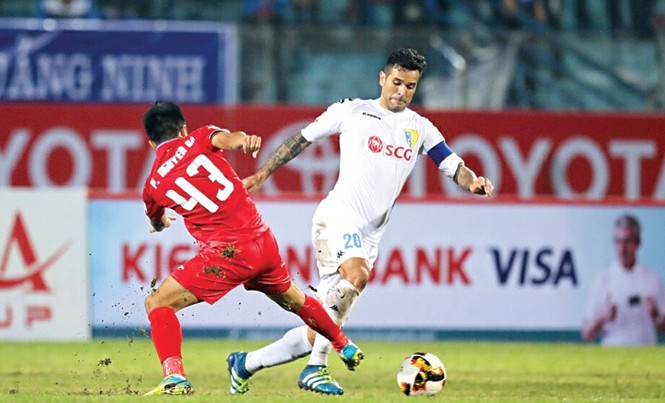 Vòng 2 V.League: CLB Hà Nội toan tính chiếm ngôi đầu CLB Hà Nội (phải) sẽ lên ngôi đầu bảng nếu giành chiến thắng chiều nay. Ảnh: VSI