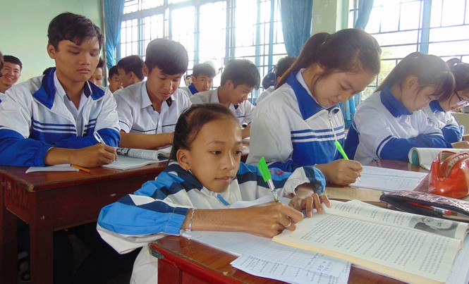 Đọt chuối non trong nghịch cảnh Hoài (mép bàn đầu) rất chăm học