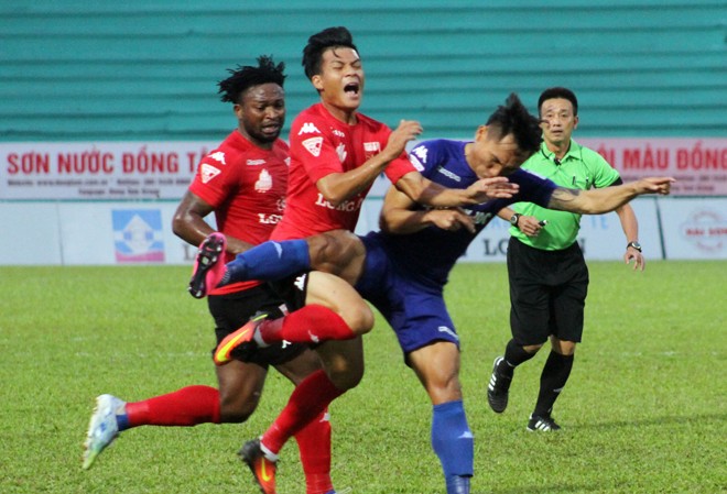 V-League vắng khán giả ngày cận Tết Sân Tân An vắng hoe khán giả trong ngày chủ nhà Long An tiếp B.Bình Dương. Ảnh: T.Vũ