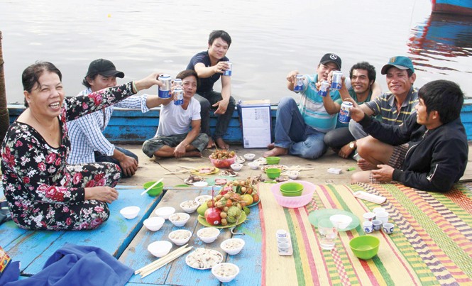 Tất niên trên tàu cá Mâm cơm trên tàu duy nhất trong năm không bị sóng nhồi. Trong ảnh: Bữa cơm tất niên sau chuyến biển cuối năm của tàu QNg 94923. Ảnh: Thanh Trần