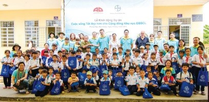 Bayer hỗ trợ Cộng đồng khu vực ĐBSCL cải thiện cuộc sống bền vững 110 phần quà tết được Bayer Việt Nam trao tận tay cho các em học sinh Trường tiểu học - THCS Phương Ninh