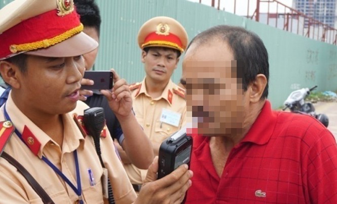 Tăng cường xử lý “ma men” dịp Tết Kiểm tra nồng độ cồn người điều khiển phương tiện giao thông. Ảnh: Nguyễn Hoàn