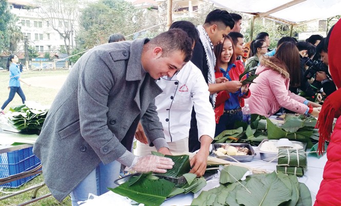 Gặp gỡ yêu thương Du học sinh nước ngoài tại Việt Nam hào hứng gói bánh chưng. Ảnh: Lưu Trinh