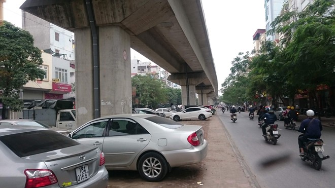 Trông xe trái phép dưới cầu đường sắt Cát Linh-Hà Đông Trông xe trái phép dưới cầu đường sắt Cát Linh-Hà Đông
