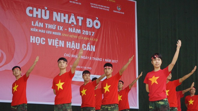 Dấu ấn đoàn viên áo lính ĐVTN quân đội hưởng ứng chương trình Chủ nhật Đỏ do báo Tiền Phong chủ trì, phối hợp các đơn vị trong và ngoài Quân đội tổ chức. Ảnh: Nguyễn Minh