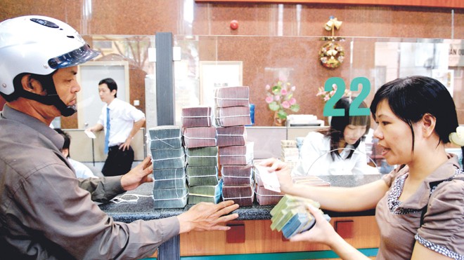 Áp tết, gửi tiền ngân hàng lưu ý gì? Người dân đắn đo có nên gửi kỳ hạn dài hay không. Ảnh: Như Ý