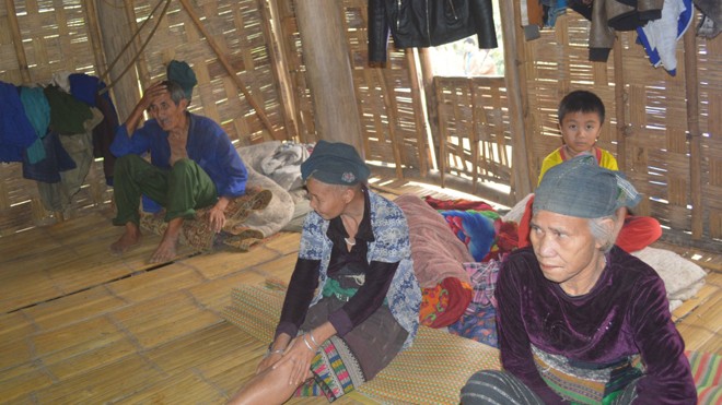 Đến với một hộ đặc biệt khó khăn vùng cao Vợ chồng ông Vi Văn Xuôm, con gái (ngồi giữa) và chắt ngoại. Ảnh: K.N