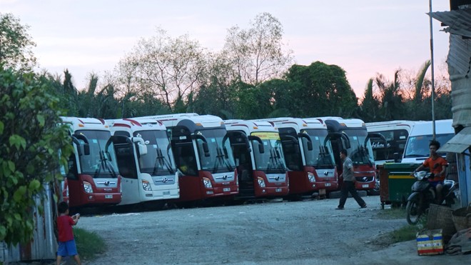 Áp Tết, xe khách trá hình rộn ràng hoạt động Điểm tập kết mới của xe Thành Bưởi trá hình xe hợp đồng. Ảnh: Bảo An