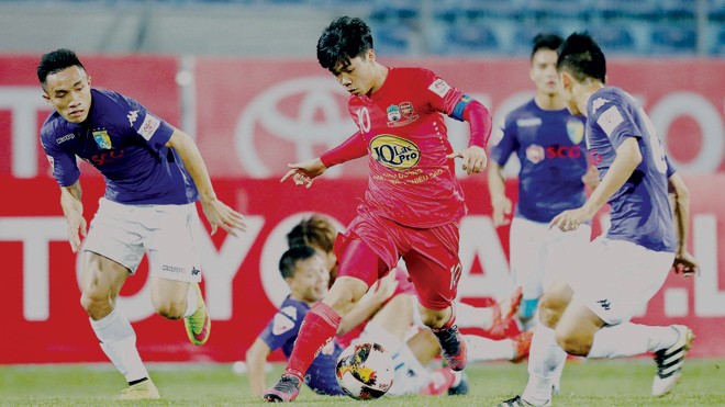 HA.GL: Vì đâu nên nỗi? Trong lần đầu mang băng đội trưởng, Công Phượng (giữa) vẫn không giúp được HA.GL tránh được trận thua thứ 3 liên tiếp. Ảnh: VSI
