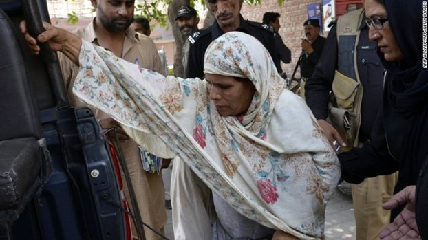 Bà mẹ lĩnh án tử hình vì thiêu sống con gái Cảnh sát Pakistan áp giải Parveen Bibi, người mẹ thiêu sống con bị kết án tử hình.