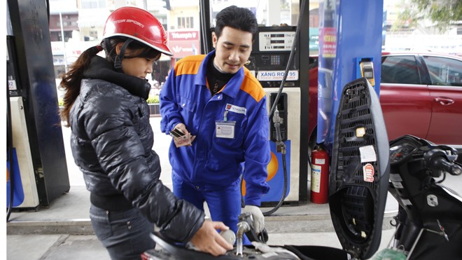 Đề xuất tăng thuế môi trường xăng dầu, Bộ Tài chính nói gì? Tăng khung thuế bảo vệ môi trường với xăng dầu được đánh giá là phản cảm. Ảnh: Như Ý
