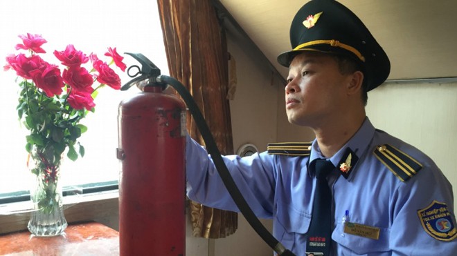 Lính hỏa xa đón Tết Anh Hợi kiểm tra bình chữa cháy trước khi tàu lăn bánh.