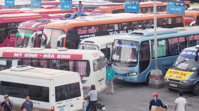 Vé xe khách tăng giá 'sốc' lên tới 60% Nhiều DN vận tải có tuyến xe khách đường dài tăng giá vé dịp Tết lên tới 60%. Ảnh: Trọng Đảng