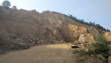 Dừng dự án chống sạt “xẻ thịt” tài nguyên ở Hải Phòng Một góc chân núi Phướn bị đào khoét nham nhở tạo vách dốc đứng.