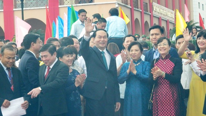 Nhiều kiều bào muốn về nước làm việc Chủ tịch nước Trần Đại Quang và các kiều bào tiêu biểu thực hiện nghi thức thả cá chép tiễn ông Táo.