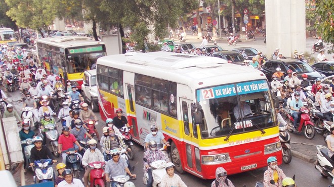 Phát triển vận tải công cộng - kinh nghiệm của người Nhật Theo ông Takagi, để hạn chế xe cá nhân, dành đường cho VTCC xe buýt, ở Nhật đã thực hiện chính sách rất hiệu quả là cấm nhân viên đỗ xe trong trụ sở cơ quan. Ảnh: T.Ðảng