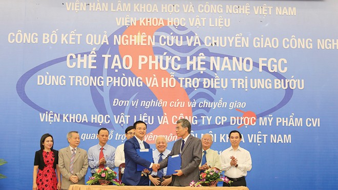 Ðiểm sáng của ngành dược phẩm Ông Nguyễn Trường Thành (trái) - Giám đốc CVI tại Lễ chuyển giao công nghệ