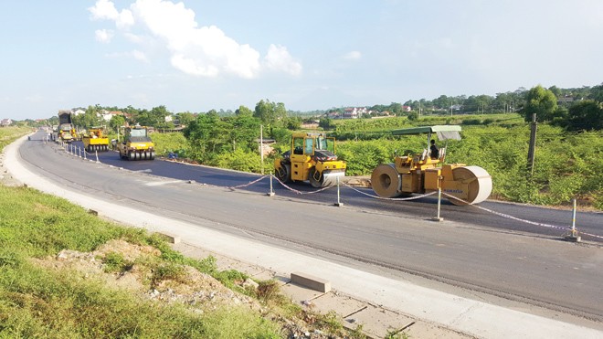 Vượt tiến độ để dân đón Tết, vui xuân Dự án đầu tư xây dựng công trình đường Hồ Chí Minh đoạn từ QL32 đến Hương Nộn và nâng cấp, mở rộng QL32 đoạn từ Cổ Tiết đến cầu Trung Hà (Phú Thọ) vận hành từ năm 2017, trước Tết nguyên đán Ðinh Dậu.