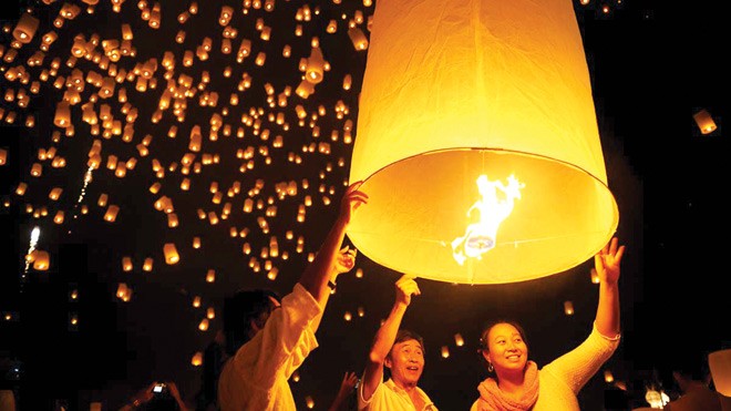 Pháo đất & đèn giời Ảnh : Hồng Vĩnh