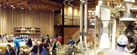 Thẩn tha ở Seattle Quán cà phê trình diễn của Starbucks: Khách uống có thể quan sát quy trình từ hạt đến ly cà phê.