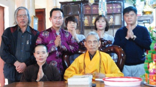 Nhẩn nha trăm năm Đại lão Hòa thượng Hòa thượng Thích Phổ Tuệ và nhà sư Thích Đàm Vân (hàng trước)