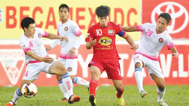 V.League 2017: HAGL đã có điểm để ăn Tết Các cầu thủ HAGL (giữa) đã có điểm đầu tiên tại V-League 2017 sau trận hòa với CLB Sài Gòn. Ảnh: VSI