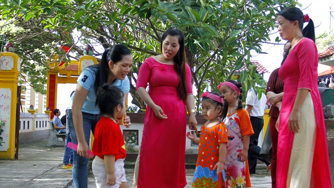 Cầu truyền hình Hướng về Trường Sa Người dân đảo Sinh Tồn chuẩn bị vào lễ chùa.
