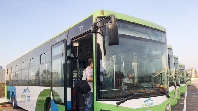Hà Nội giải trình về thông tin xe buýt BRT đội giá cao 35 xe buýt BRT được cho là có giá cao hơn giá xe cùng chủng loại trên thị trường